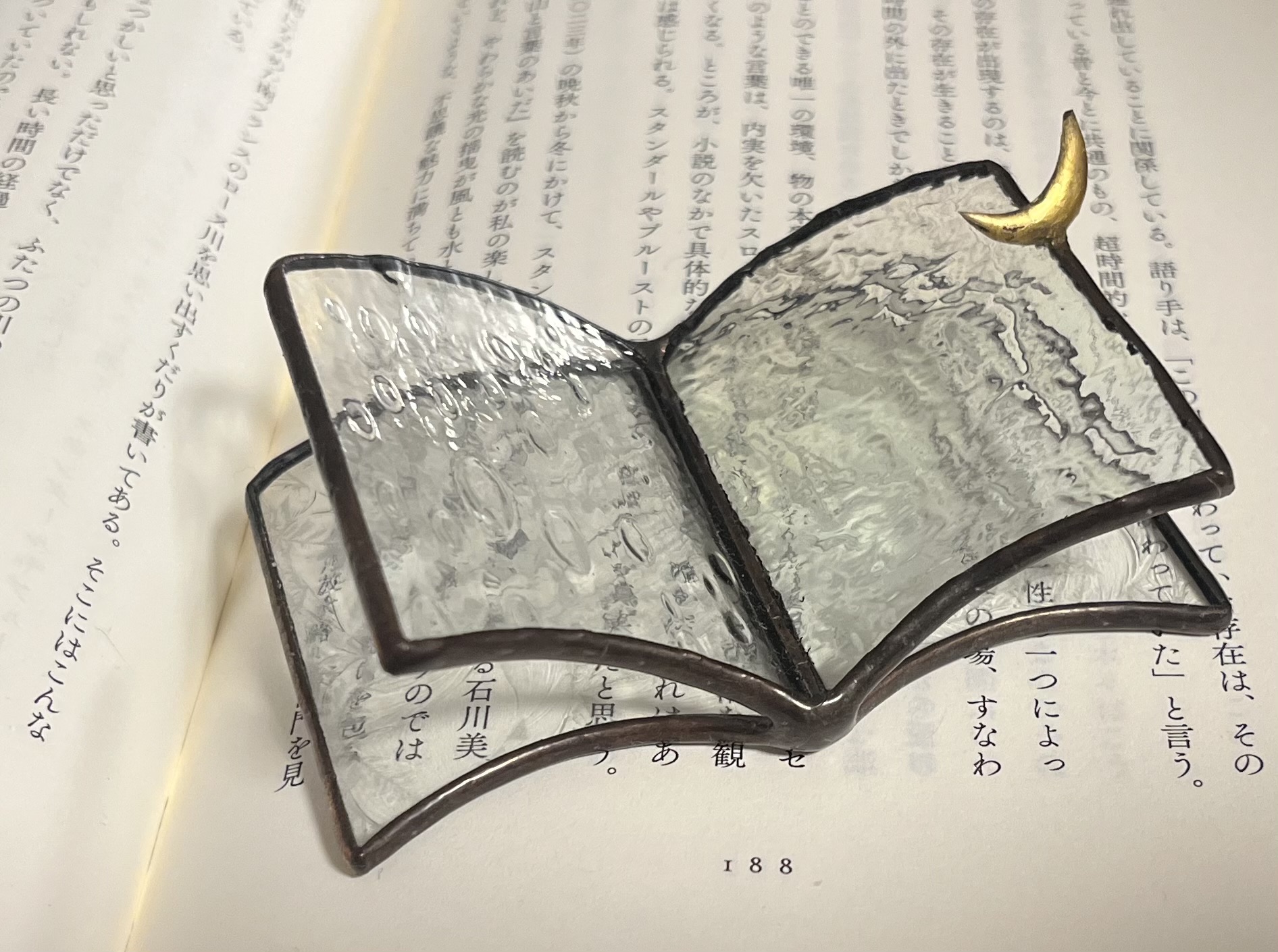 草と貝殻
