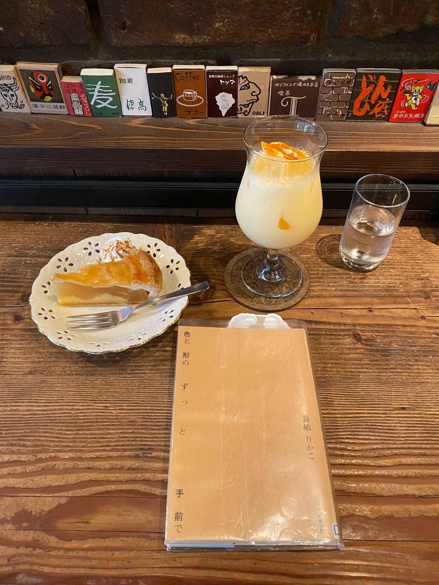 色と形のずっと手前で