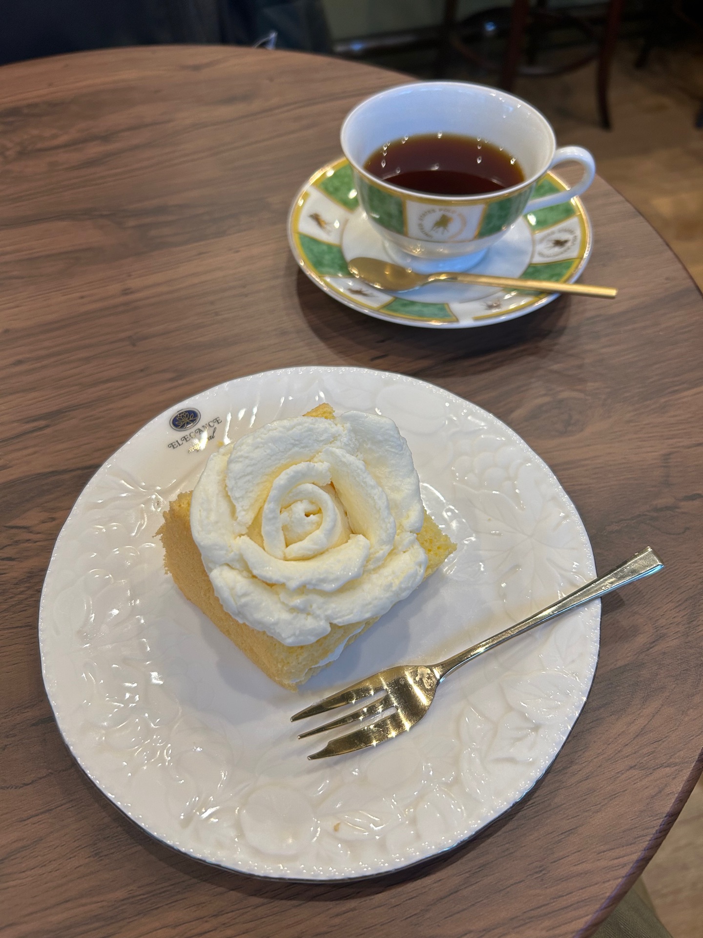 メイドの秘密とホテルの死体