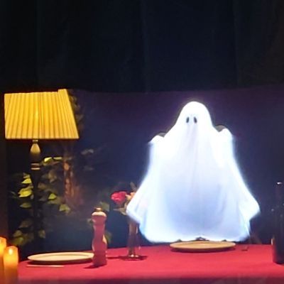 歩けば本にぶつかる