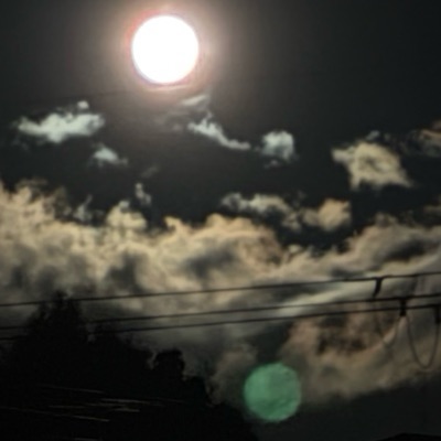 にこにこしている