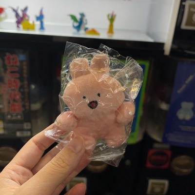 手元にある物を栞にする女